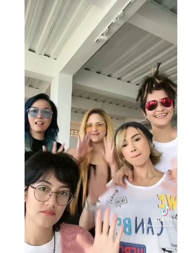 6 Potret Dara dan Mita The Virgin Liburan Bareng di Bali, Gayanya Curi Perhatian