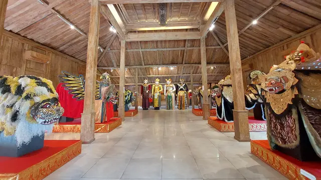 Joglo Plumpang - Tuban (berisi koleksi Barong dari Bali, Jawa, China dan Taiwan)