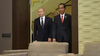 Presiden Rusia, Vladimir Putin (kanan) bersama Presiden RI, Jokowi berjalan ke aula untuk melakukan pertemuan di Sochi, Rusia, Rabu (18/5). Keduanya melakukan pertemuan bilateral sebelum KTT ASEAN-Rusia. (Alexei Druzhinin/Sputnik/Kremlin via Reuters)