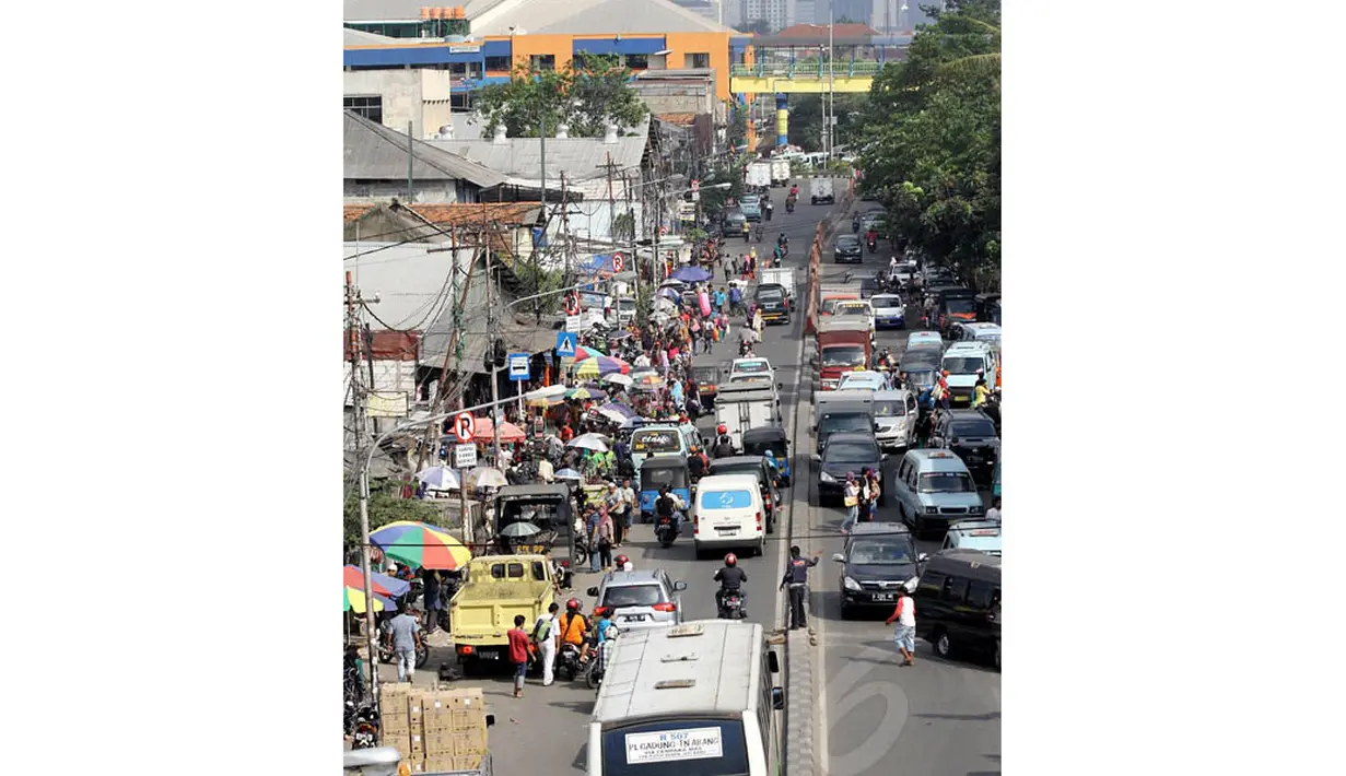 Akibat banyak jalan yang dijadikan lokasi berjualan PKL dan parkir liar, kendaraan yang melintas menuju Pasar Tanah Abang menjadi tersendat, Jakarta, Senin (9/6/14). (Liputan6.com/Faizal Fanani)