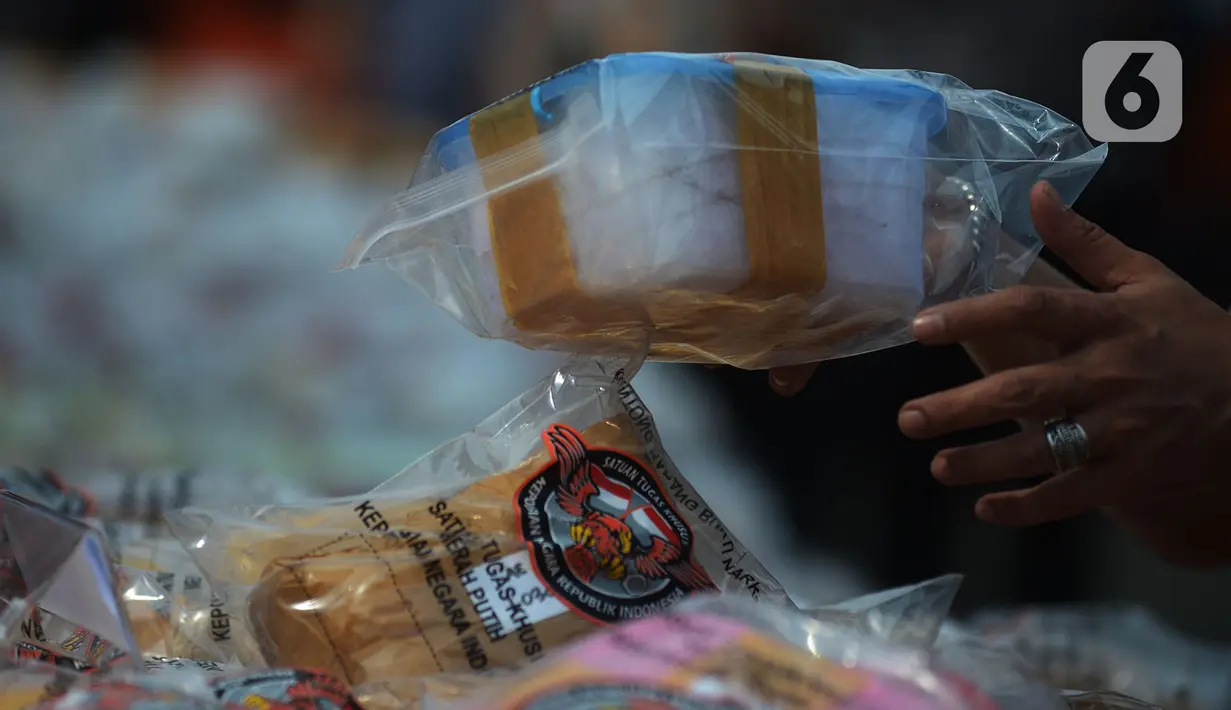 Barang bukti jenis sabu saat dimusnahkan di Lapangan Polda Metro Jaya, Jakarta, Kamis (2/7/2020). Polda Metro Jaya memusnahkan barang bukti narkoba jenis sabu seberat 1,2 ton. (merdeka.com/Imam Buhori)