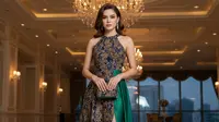 Model Long Dress Batik Kombinasi Satin yang Lagi Tren/Gemini AI
