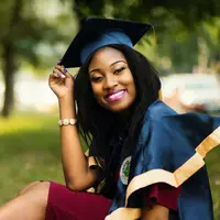 Makeup menjadi kebutuhan yang penting untuk merayakan momen spesial seperti wisuda. (Foto:Pexels/EVG Kowalievska)