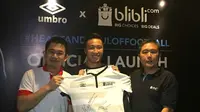 CEO Umbro Indonesia, Ryan Gozali (kiri), bersama pesepak bola nasional, Arthur Irawan (tengah), dan CEO Blibli.com, Kusumo Martanto (kanan), saat acara pengumuman kerja sama antara Umbro dan Blibli, di Jakarta, Minggu (30/10/2016). (Bola.com/Ary Wibowo). 