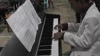 Kalau Anda penasaran dengan kemampuan Canho dalam memainkan piano, cobalah lihat video berikut 