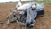 Ajaib, Remaja Selamat Dari Kecelakaan Maut Tesla Model S