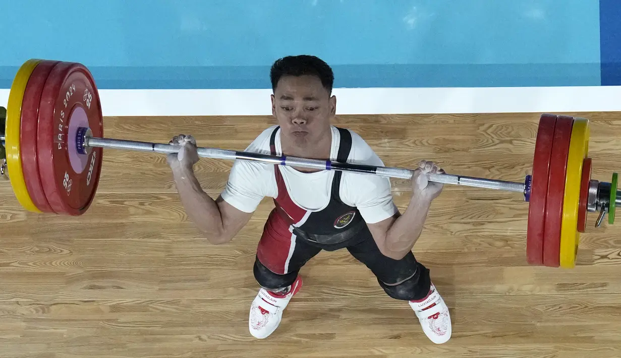 Lifter Indonesia, Eko Yuli Irawan, tak berhasil meraih medali Olimpiade Paris 2024. (AP Photo/Dita Alangkara,Pool)
