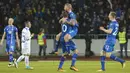 Para pemain Islandia merayakan keberhasilan lolos ke Piala Dunia 2018 usai mengalahkan Kosovo di Reykjavik, Senin (9/10/2017). Islandia untuk pertama kali dalam sejarah lolos ke Piala Dunia. (AFP/Haraldur Gudjonsson)