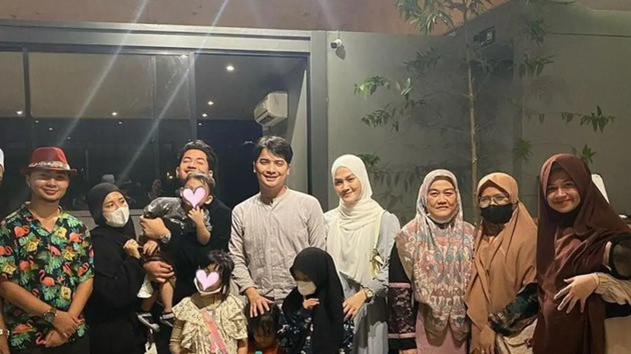 6 Momen Zikri Daulay Buka Puasa Bareng Mantan Istri, Tetap Jalin Silaturahmi