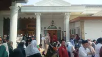 Santri hingga Pejabat Iringi KH Fudholi ke Tempat Peristirahatan Terakhir