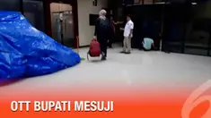 Dalam operasi senyap yang digelar Rabu 23 Januari 2019 malam, tim penindakan lembaga antirasuah mengamankan Bupati Mesuji Khamami.