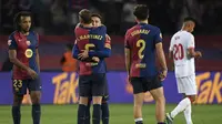 Pemain Barcelona, Gavi merayakan kemenangan atas Sevilla bersama Inigo Martinez setelah laga lanjutan Liga Spanyol 2024/2025 yang berlangsung di Estadi Olimpic Lluis Companys, Barcelona, Spanyol, Senin (21/10/2024) dini hari WIB. (AFP/Josep Lago)