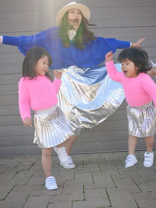 Patricia adalah anak terakhir dari tiga bersaudara dan kakak laki-laki pertamanya sudah berkeluarga dan memiliki 2 anak. Pat terlihat sangat dekat dengan keponakannya itu. Lihat saja, keduaponakannya diajarkan untuk bergaya yang aneh ya. (Liputan6.com/patriciagouw)