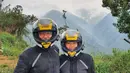 Gaya anak motor dan keren dan trendi dengan jaket hitam dan helm warna kuning. [Foto: @inge_nugraha]
