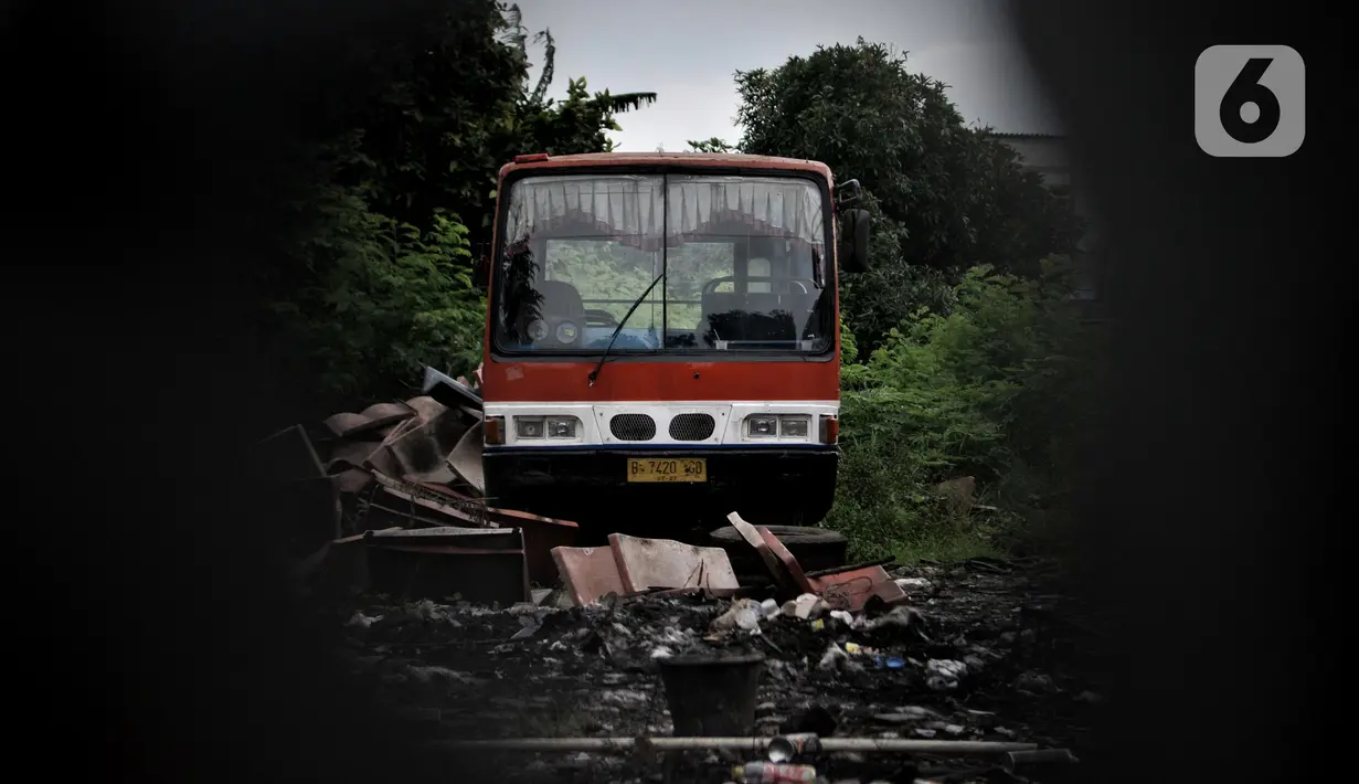 Sebuah bus Metromini yang tersisa di pool Pulogebang. Karya foto ini sedang dipamerkan dalam pameran foto dengan tema ”Innovation” di Erasmus Huis. (merdeka.com/Iqbal S Nugroho)