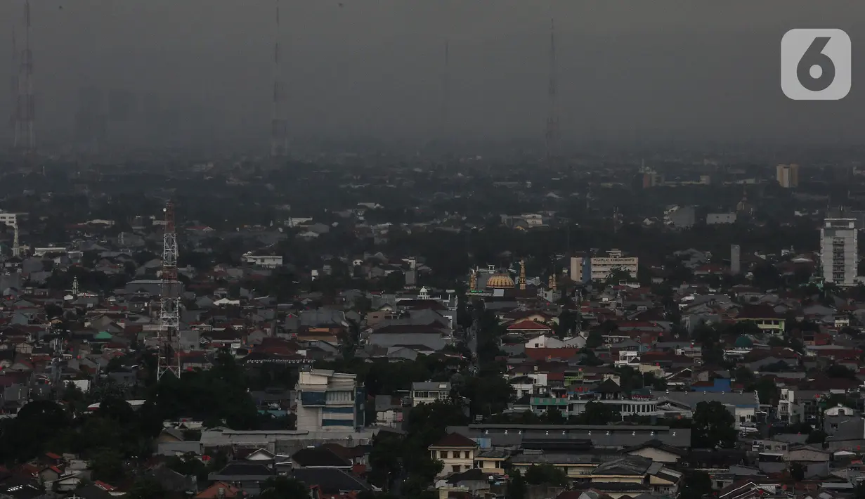 Lanskap permukiman dan gedung pencakar langit dari Senayan, Jakarta, Jumat (6/11/2020). Wakil Presiden Ma'ruf Amin mengatakan strategi pengembangan ekonomi syariah yang berfokus pada kelompok masyarakat miskin & pelaku UMKM merupakan langkah efektif mengurangi kemiskinan. (Liputan6.com/Johan Tallo)