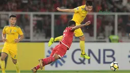 Gaya terbang Ramdani Lestaluhu (tengah) saat berebut bola dengan pemain Song Lam Nghe An FC pada laga Piala AFC 2018 di Stadion Utama GBK, Senayan, Jakarta, (13/3/2018). Persija Jakarta menang 1-0. (Bola.com/Nick Hanoatubun)