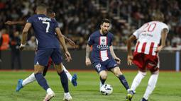 Kylian Mbappe dan Lionel Messi menjadi bintang kemenangan PSG. Mbappe memborong dua gol dan satu assist, sementara Messi menyumbang satu gol dan dua assist. (AFP/Pascal Pochard-Casabianca)
