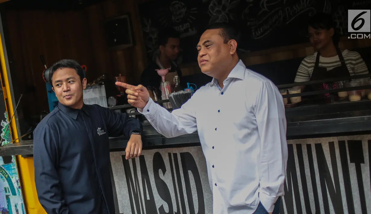 Wakil Ketua Dewan Masjid Indonesia  Syafrudin (kanan) meninjau tempat nongkrong Isyef Point seusai peresmian di Masjid Cut Meutia, Jakarta, Selasa (20/11). Menteri PAN-RB Syafruddin juga meluncurkan aplikasi Isyef. (Liputan6.com/Faizal Fanani)