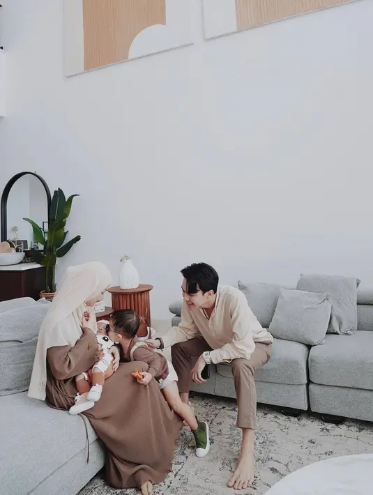 "Aku juga nggak mau kamu main sama lawan jenis yang bukan aku. Itu dulu sebelum menikah," kata Dinda Hauw. [Instagram/rey_mbayang]