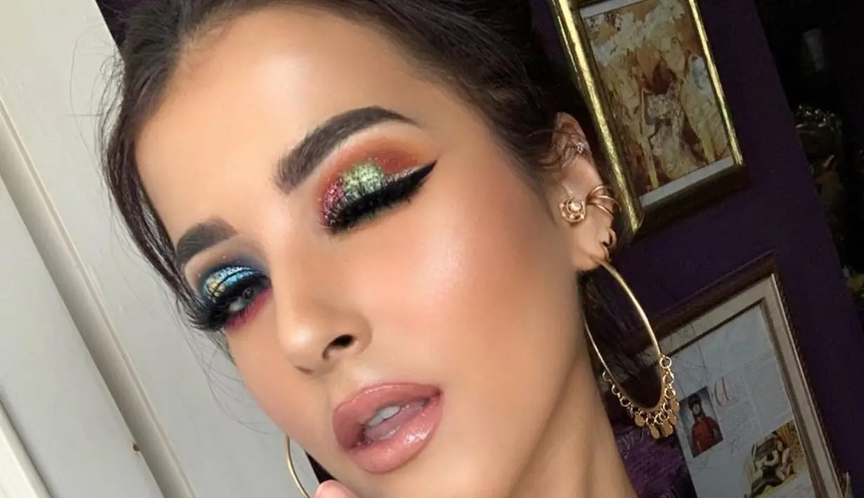 Bukan hanya menggunakan warna-warna cerah saja. Wanita lulusan kedokteran gigi ini juga sering terlihat menggunakan riasan mata dengan warna eyeshadow shimmer. (Liputan6.com/IG/@tasyafarasya)
