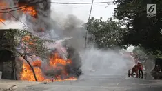 Petugas pemadam kebakaran berusaha memadamkan api yang melalap gudang di Jalan Kampung Bandan, Ancol, Jakarta Utara, Kamis (5/7). Kebakaran ini terjadi di dekat tempat wisata Kota Tua. (Liputan6.com/Faizal Fanani)