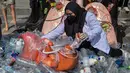 Polusi sampah plastik juga mengancam kesehatan manusia, seperti memicu gangguan sistem hormonal yang menyebabkan menstruasi dini hingga menopause lebih cepat, hingga penyakit ginjal dan kanker. (Juni KRISWANTO/AFP)