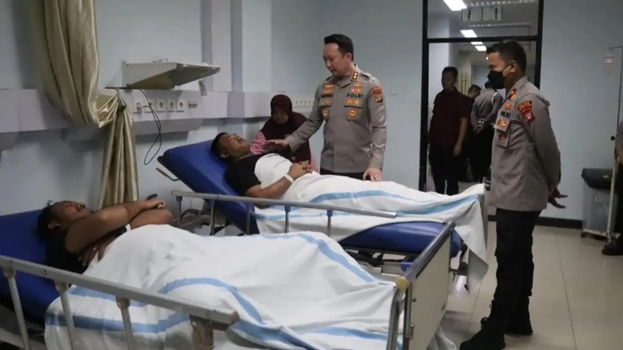 Seorang polisi berinisial Briptu FR dan warga berinisial DS terkena siraman air keras saat hendak membubarkan tawuran antar kelompok remaja di perbatasan Jalan Cirendeu Raya dengan Jalan Cabe I, Pamulang, Tangerang Selatan pada Kamis 16 Januari 2025.