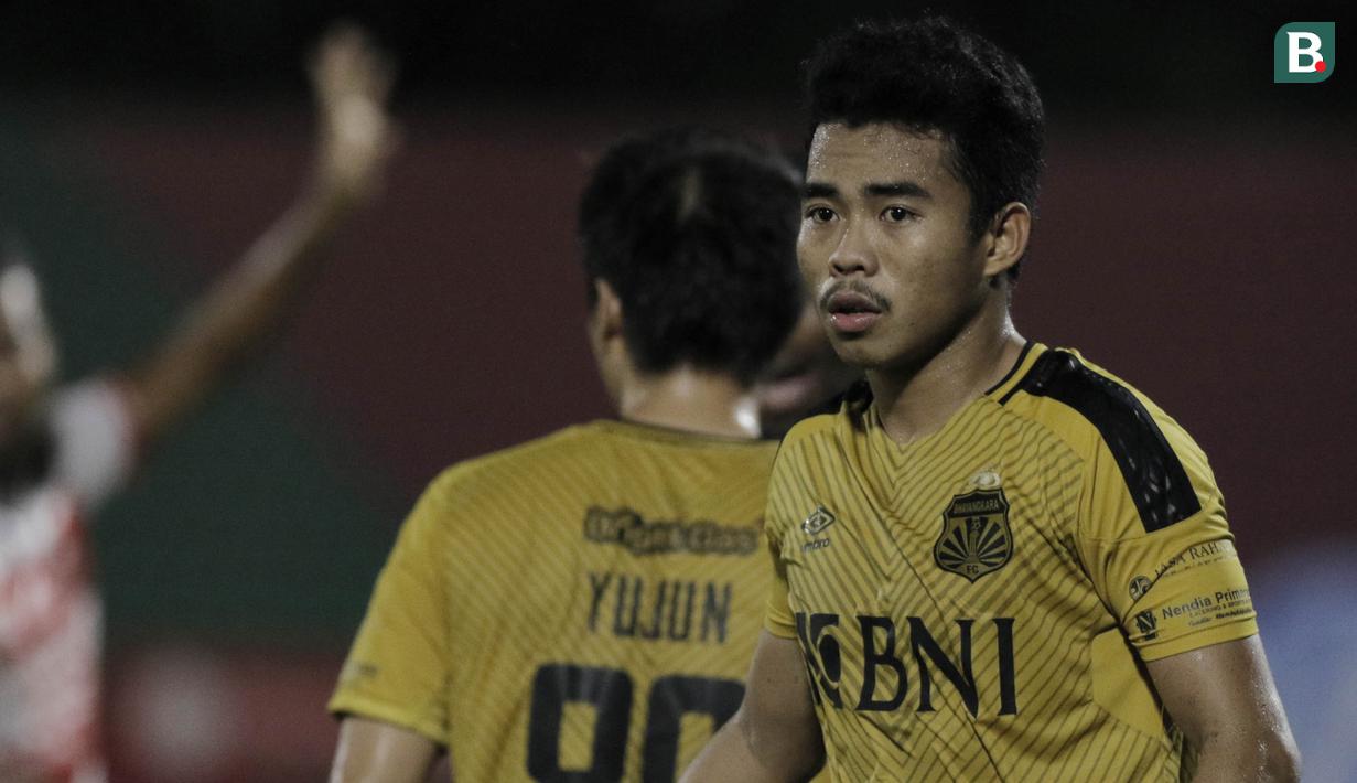 Bek Bhayangkara FC, Nurhidayat, saat melawan Madura United pada laga Liga 1 di Stadion PTIK, Jakarta, Kamis, (07/6/2018). Bhayangkara FC menang 1-0 atas Madura United. (Bola.com/M Iqbal Ichsan)