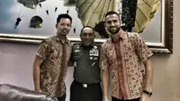 Agen Ilija Spasojevic (kanan), Gabriel Budi (kiri), saat bersama Ketua Umum PSSI, Edy Rahmayadi. (Bola.com/Dok. Gabriel Budi)