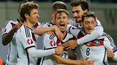 Gelandang Timnas Jerman, Max Kruse selebrasi dengan rekan – rekannya setelah mencetak gol ke gawang Georgia dalam kualifikasi EURO 2016 grup D di Leipzig, Jerman, Senin (12/10/2015). Jerman menang dengan skor 2-1. (REUTERS/Fabrizio Bensch)