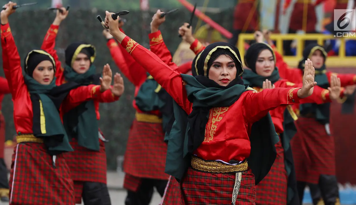 Prajurit wanita TNI dan Polri mempertunjukkan kolosal perjuangan pada apel peringatan Hari Kartini 2018 di Silang Monas, Jakarta, Rabu (25/4). Sebanyak 721 personel gabungan prajurit wanita TNI dan Polri melakukan atraksi. (Liputan6.com/Johan Tallo)