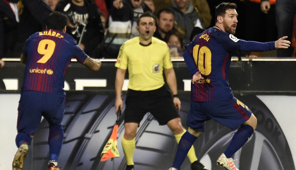 Gelandang Barcelona, Lionel Messi, melakukan protes karena golnya dianulir saat melawan Valencia pada laga La Liga Spanyol di Stadion Mestalla, Valencia, Minggu (26/11/2017). Kedua klub bermain imbang 1-1. (AFP/Jose Jordan)