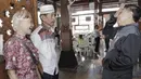Legenda olahraga Indonesia, Tati Sumirah, Sutiyono dan Ellyas Pical, saling menyapa di Yogyakarta, Rabu (18/7/2018). Mereka kembali dipertemukan dalam rangkaian acara kirab obor Asian Games 2018. (Bola.com/M Iqbal Ichsan)