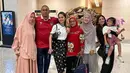 Azizah Salsha pakai jersey away Timnas bersama keluarga. Ia datang mendukung suami yang berlaga. Dengan cantiknya, istri Arhan ini pakai jersey dengan nomor punggung 12 milik sang suami. (Liputan6.com/TikTok/abcdine)