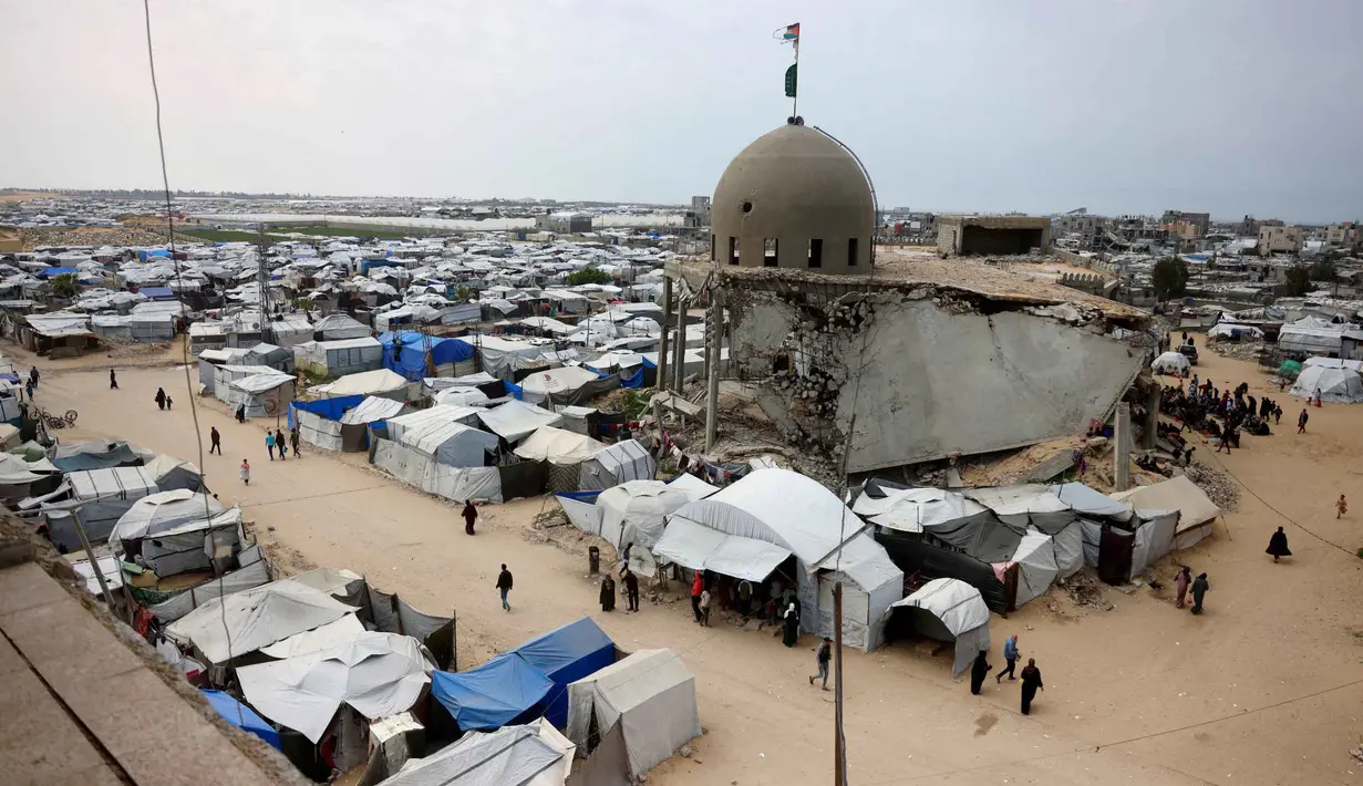 Umat Muslim Palestina berdoa pada salat Jumat terakhir di bulan suci Ramadan 1447 Hijriah, di luar Masjid Al-Talbani, yang dihancurkan oleh militer Israel di Khan Yunis, Jalur Gaza selatan pada Jumat 13 Maret 2026. (Bashar Taleb/AFP)