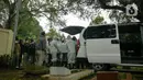 Petugas menurunkan peti jenazah Dedi Yuliardi Ashadi atau Dorce Gamalama saat tiba di TPU Bantar Jati, Bambu Apus, Jakarta, Rabu  (16/2/2022). Ia berpulang setelah terpapar virus COVID-19. Dorce dimakamkan menggunakan protokol COVID-19 di TPU Bantar Jati, Bambu Apus. (Liputan6.com/Herman Zakharia)