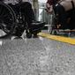Penyandang disabilitas menjajal fasilitas di Stasiun Jatinegara, Jakarta, Jumat (3/12/2021). KAI Commuter berupaya memperbaiki layanan perkeretaapian, termasuk meningkatkan aksesibilitas di kereta dan stasiun. (Liputan6.com/Faizal Fanani)
