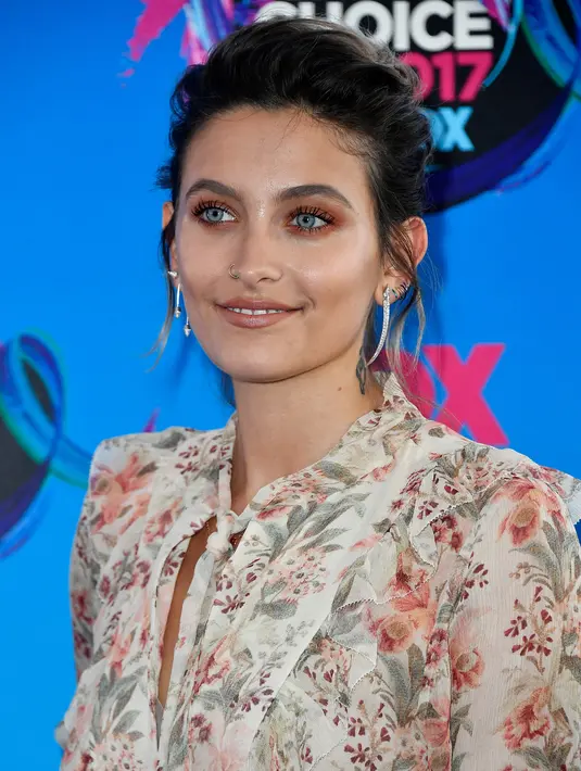 Putri Michael Jackson, Paris Jackson menghadiri perhelatan Teen Choice Awards 2017 di Los Angeles, Minggu (13/8). Paris menghias wajahnya dengan makeup simple yang berfokus pada eyeshadow burnt orange dan smokey eyes. (Frazer Harrison/Getty Images/AFP)