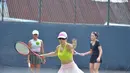 Netizen pun memuji penampilan Pevita Pearce karena penampilan kerennya saat tengah bermain tenis. Berikut beberapa reaksi netizen di kolom komentar unggahan Pevita Pearce saat bermain tenis. “Muscles on point,” kata @jt*****. (Instagram/pevpearce)