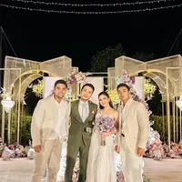 Rangkaian acara pernikahan Jessica Mila-Yakup Hasibuan ternyata belum selesai. Malam ini, masih ada acara intimate reception yang diselenggarakan di Bali. Tapi, walaupun setelah rentetan acara yang panjang, menyusul menjadi bridesmaid dan groomsmen di pernikahan Enzy Storia-Maulana Kasetra, keduanya masih tampil totalitas dan tetap menawan. Foto: Instagram.