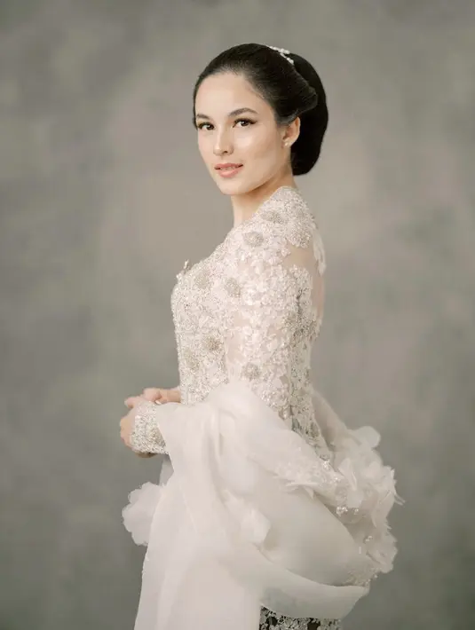 Keturunan Amerika Serikat, Chelsea Islan memiliki wajah bule. Ia pun cantik berbalut kebaya brokat putih lengkap dengan selendang dan kain batiknya. [Instagram/@chealseaislan]