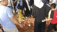 Pemakaman Saphira Indah (Sapto Purnomo/Liputan6.com)
