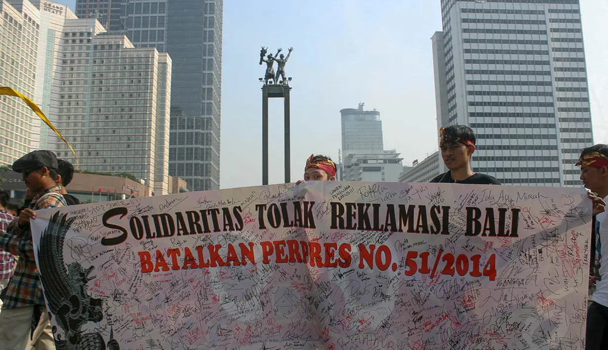 Di Bundaran HI, Jakarta, mereka menolak proses pembuatan daratan baru pembangunan obyek wisata di sekitar Teluk Benoa, serta meminta Peraturan Presiden nomor 51 Tahun 2014 dibatalkan, (21/9/14). (Liputan6.com/Faizal Fanani)