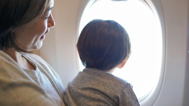 Bayi di Pesawat