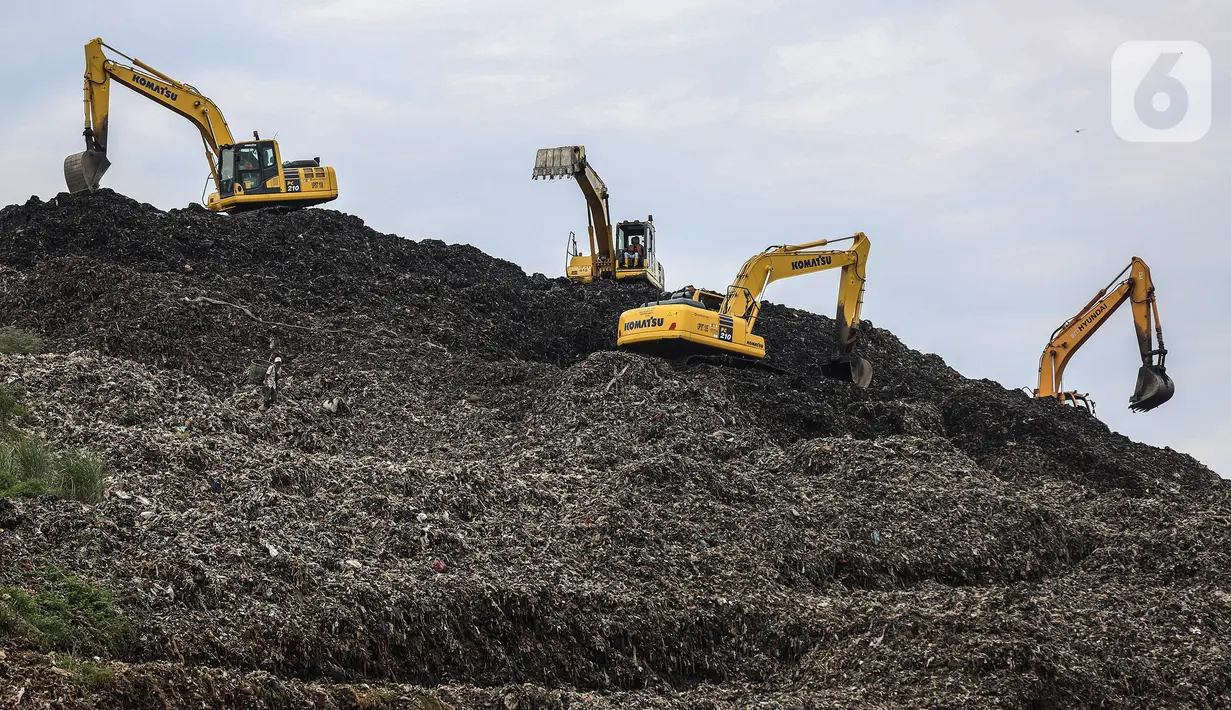 Suasana TPST Bantar Gebang saat peringatan Hari Sampah Nasional di Bekasi, Senin (21/2/2022). Hal ini bertujuan dapat membantu penanganan sampah daur ulang menjadi barang yang bermanfaat serta bermakna. (Liputan6.com/JohanTallo)