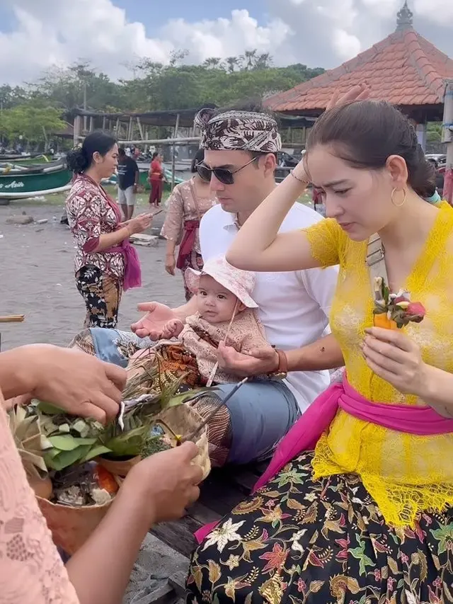 7 Potret Laura Theux dan Indra Brotolaras Jalani Upacara 3 Bulanan Anak di Bali