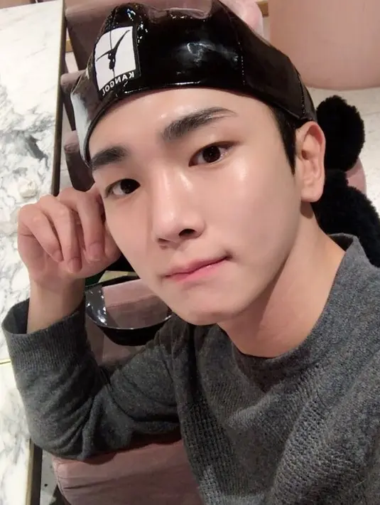 Melalui akun Instagram-nya, Key mengunggah foto lengkap lima personel. Pada postingan itu tampak kelima personel SHINee memegang kertas warna-warni untuk menyemangati para penggemarnya. (Foto: instagram.com/bumkeyk)