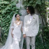 Vanessa Hudgens mrngenakan dua gaun pengantin rancangan Vera Wang di hari bahagianya. [@vanessahudgens/@verawang]