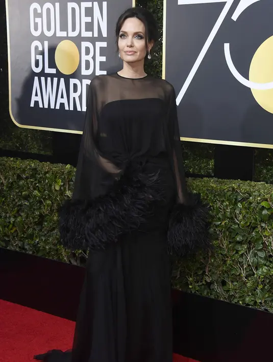Angelina Jolie, juga datang ke acara bergengsi ini dengan gaun berwarna hitam. Gaun yang dipakai Jolie ini memang tak ada kombinasi apapun, hanya bagian tangannya saja yang bermodel pom-pom. Lucu ya? (Foto: AFP)